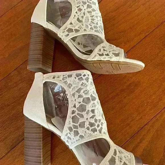 Fergalicious Maddox 3 Peep Toe Block Heels Maddox 3 Cream SIZE 6 (BRAND NEW) - Picture 10 of 16